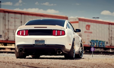 белый автомобиль Ford Mustang
