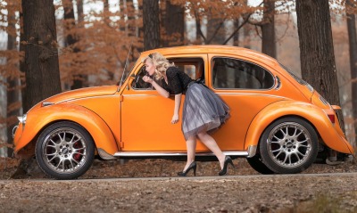 девушка блондинка оранжевый автомобиль volkswagen