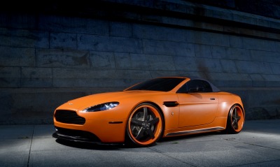 оранжевый автомобиль aston martin v8 vantage roadster