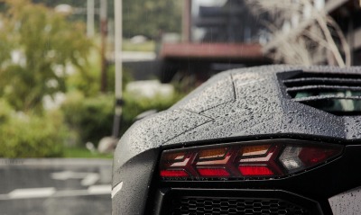 черный автомобиль спортивный Lamborghini Aventador дождь