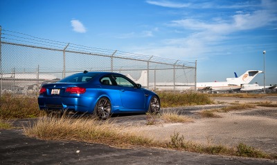синий автомобиль bmw e92