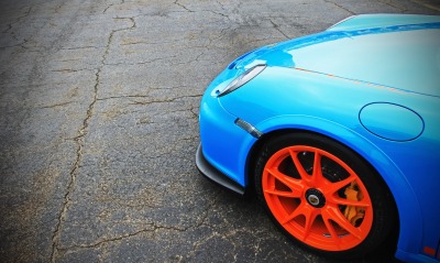 синий автомобиль оранжевое колесо blue car orange wheel