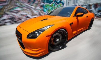 оранжевые спортивный автомобиль Nissan Skyline GTR R35