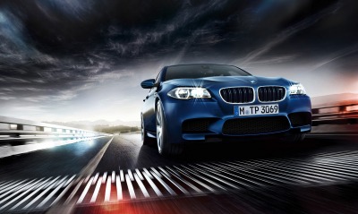 синий автомобиль BMW M5