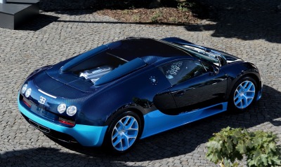 Bugatti Veyron синяя асфальт