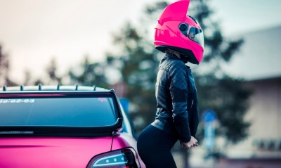 девушка шлем автомобиль розовый