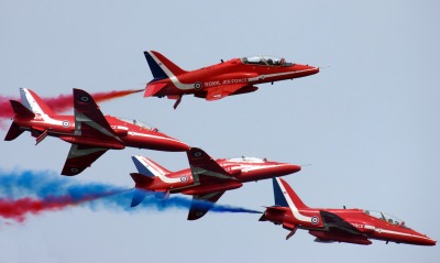 Группа красных самолетов на шоу