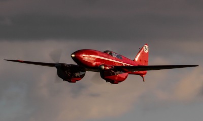 самолет красный двумоторный