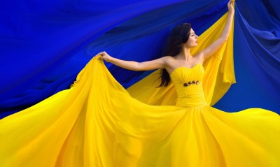 Девушка синий желтый платье