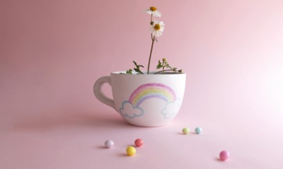 чашка конфеты ромашка креатив розовый фон