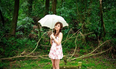Девушка в лесу с зонтиком
