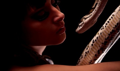 Девушка со змеёй