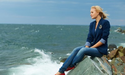 Задумчивая девушка на фоне моря