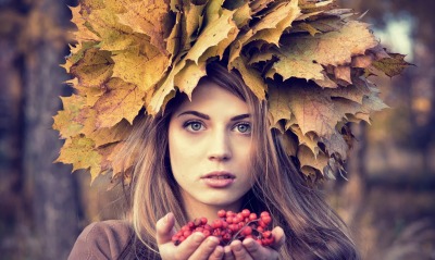 девушка осенние листь ягоды