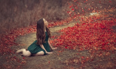 Девушка лежит осень