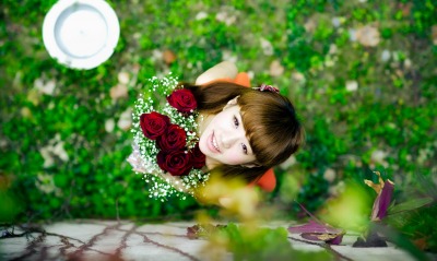 девушка лицо цветы розы природа трава