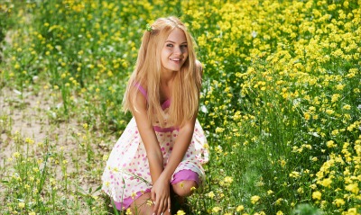 Милая блондинка в траве