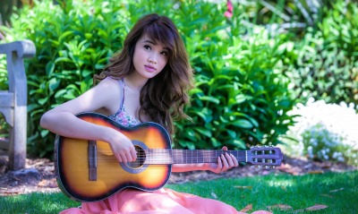 азиатка, с гитарой