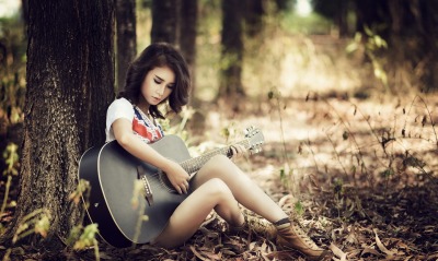 Девушка лес гитара