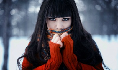 девушка брюнетка свитер зима