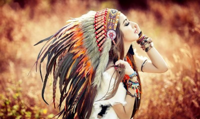 Девушка Индеец перья