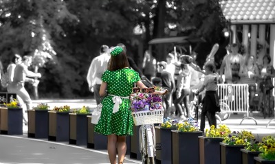 девушка зеленое платье велосипед цветы girl green dress bike flowers