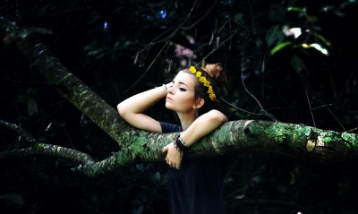 девушка ветка дерево задумчивость girl branch tree thoughtfulness