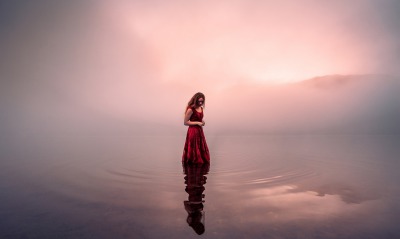 девушки красный платье вода