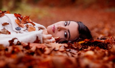 девушка листья осень взгляд лицо глаза