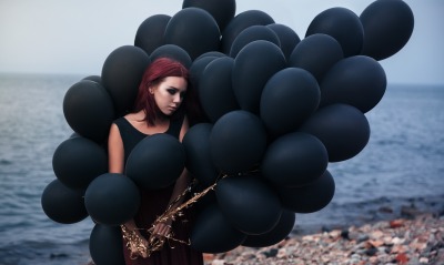 девушка воздушные шары море берег