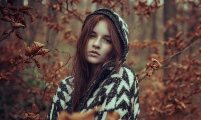 Девушка капюшон лес осень