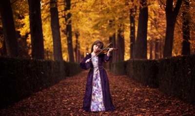 девушка скрипка лес осень