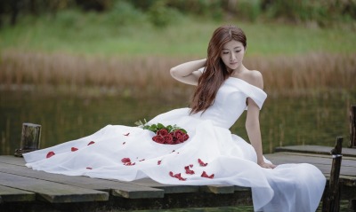 девушка платье розы букет