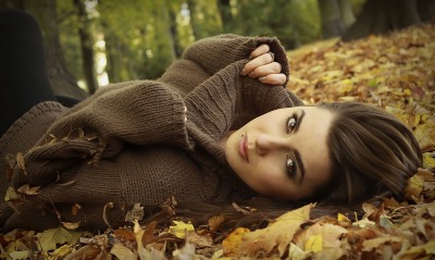 девушка листва осень лес кофта