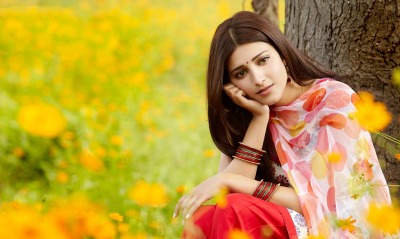 Шрути Хасан актриса дерево поляна цветы