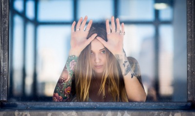 девушка татуировка окно