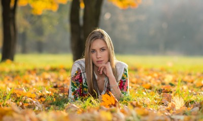 девушка осень листва деревья