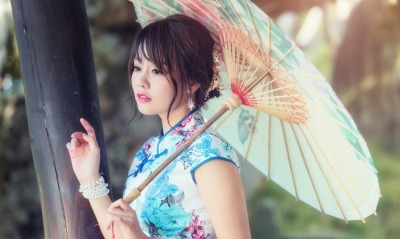 девушка азиатка зонтик дерево ствол