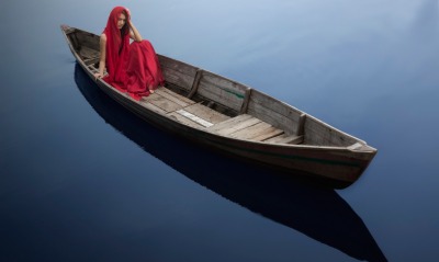 лодка девушка озеро