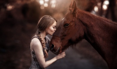 девушка лошадь поцелуй нежность