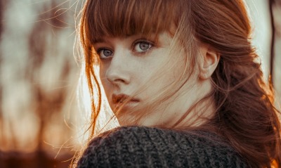 девушка рыжая свитер лицо волосы