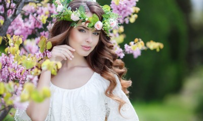 девушка венок платье дерево цветение