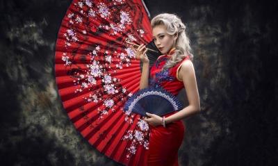 азиатка веер красное платье