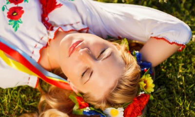 девушка венок лужайка национальный костюм сон
