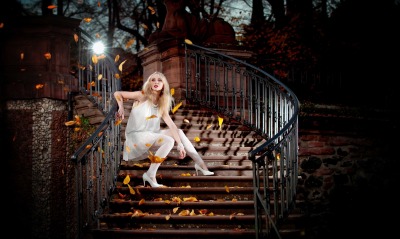 девушка лестница ступеньки листва