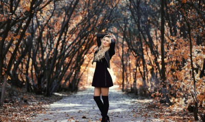 девушка черное платье сапоги осень деревья аллея тропа