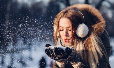 зима девушка снежинки рукавицы