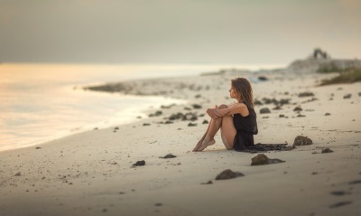 девушка пляж песок задумчивая берег