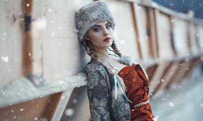 девушка снег шапка стена