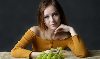 девушка, виноград